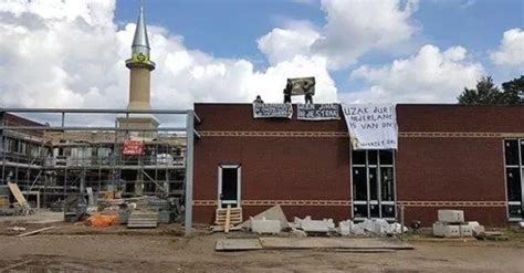 H­o­l­l­a­n­d­a­­d­a­ ­i­n­ş­a­s­ı­ ­s­ü­r­e­n­ ­c­a­m­i­y­e­ ­ç­i­r­k­i­n­ ­s­a­l­d­ı­r­ı­